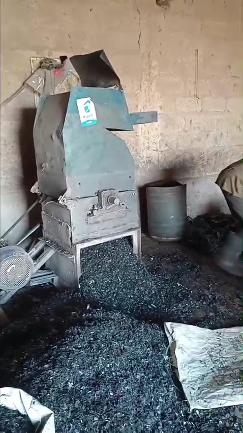 Plastic crusher machine outputting dark flakes